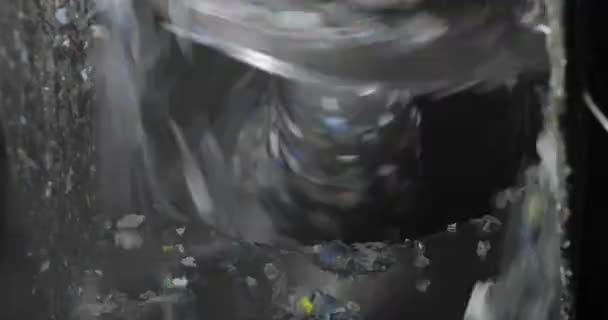 Close-up van de plastic versnipperaar. Recycling. Rotatie van de rotor. Afvalvernietiger. Kleine fractie. — Stockvideo
