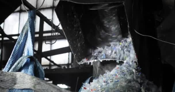Shredder plastik. Daur ulang. Proses pemusnahan limbah. Fraksi. — Stok Video