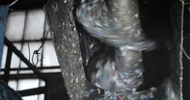 View of a rotating rotor that shreds plastic into small pieces. Recycling. Waste shredder. — Vídeo de Stock