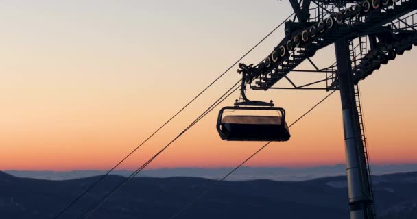 Seilbahn am Abend auf einem hohen Berg bei Sonnenuntergang. — Stockvideo