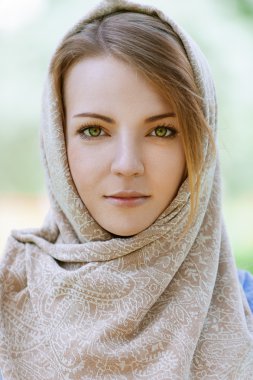 ALM güzel genç kadın baş eşarp