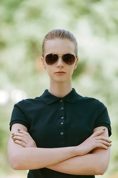 Calma hermosa joven mujer en gafas de sol —  Fotos de Stock