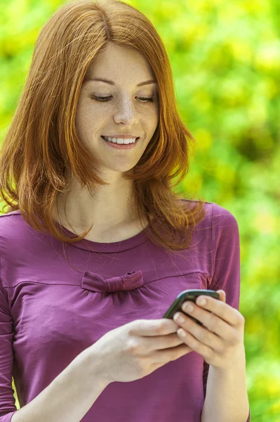 Belle jeune femme avec téléphone portable — Photo