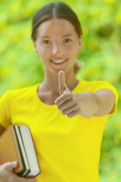 Молодая женщина поднимает большой палец вверх — стоковое фото