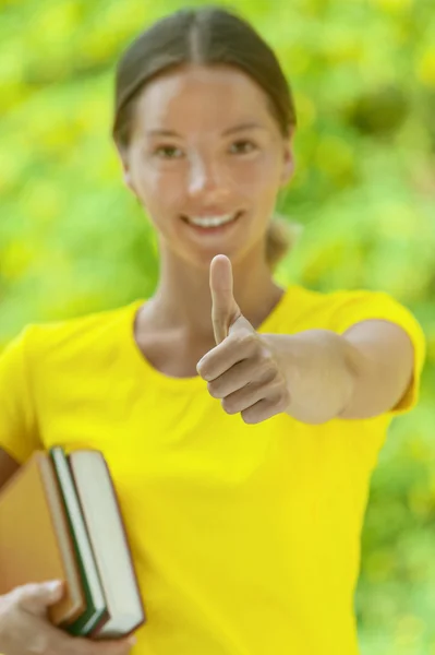 Jonge vrouw liften duim omhoog — Stockfoto