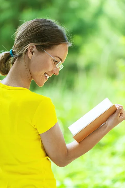 Jovem mulher lendo livros — Fotografia de Stock