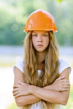 turuncu bir kask içinde güzel bir genç kız