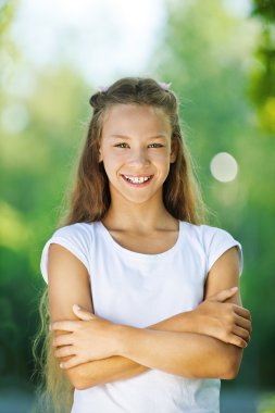 beyaz gömlek gülümseyen genç kız