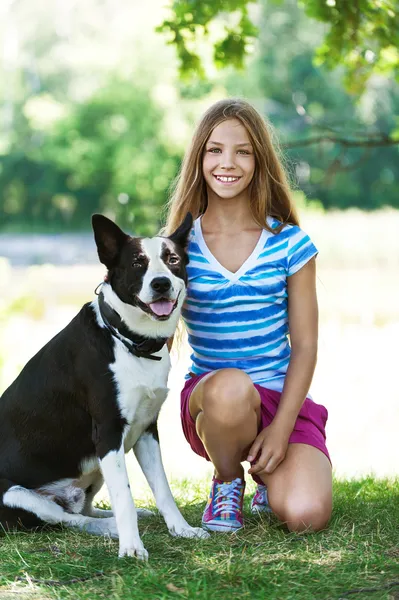 Adolescente chica y negro perro — Foto de Stock