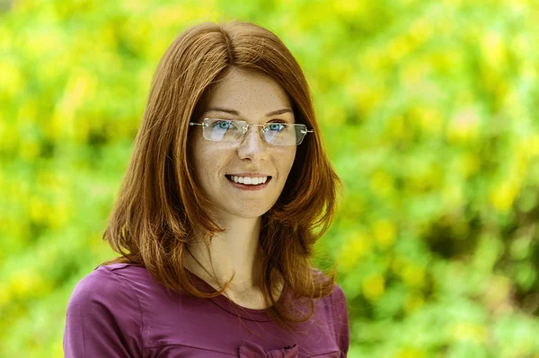 Ruiva bela jovem mulher — Fotografia de Stock