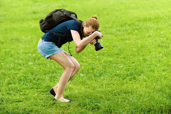 Jonge vrouw foto's op de camera glimlachen — Stockfoto