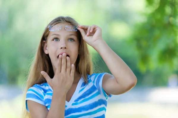 Adolescente con la mano copre la bocca con stupore — Foto Stock