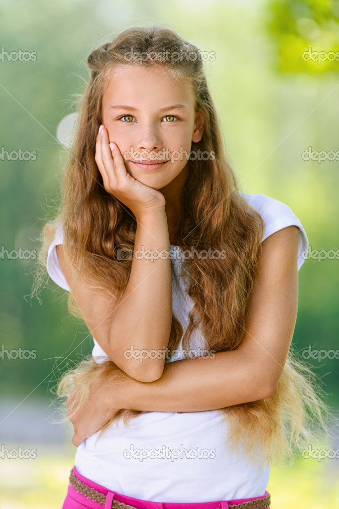 юные подростки показывают