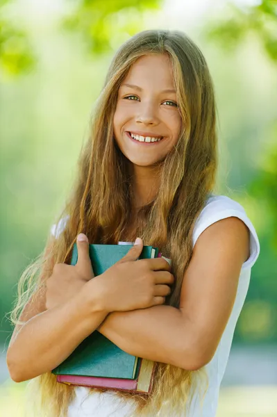 本で笑顔の美しい十代の少女 — ストック写真