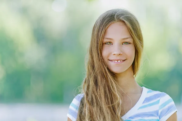 Lächelndes Teenager-Mädchen — Stockfoto