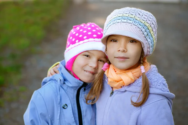 Dos hermanas en el primer plano de preescolar — Foto de Stock