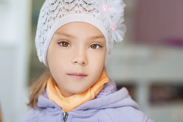 Niña en chaqueta caliente y sombrero blanco — Foto de Stock