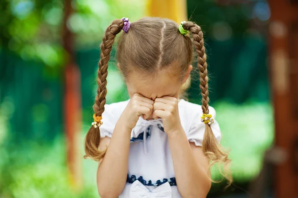 Маленька дівчинка з кісками плаче — стокове фото