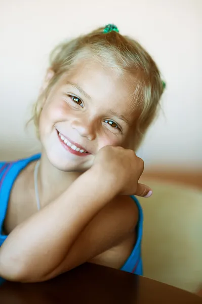 Mooie kleine meisje close-up — Stockfoto