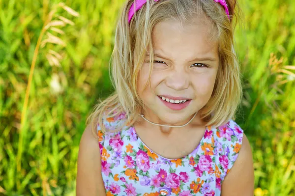 Schöne lächelnde kleine Mädchen aus nächster Nähe — Stockfoto