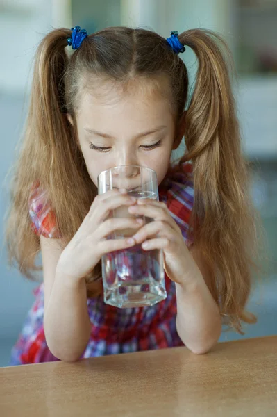 Little girl close-up drinking water from glass — Stock Photo, Image