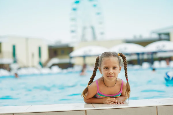 Όμορφη χαμογελώντας κοριτσάκι στο resort — Φωτογραφία Αρχείου