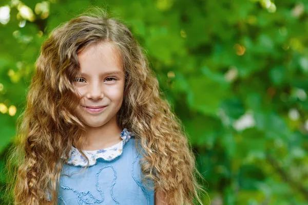 Красива усміхнена маленька дівчинка крупним планом — стокове фото