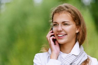 güzel bir kadın telefonla konuşuyor