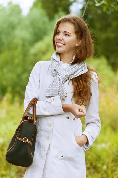 Mooie jonge vrouw met handtas — Stockfoto