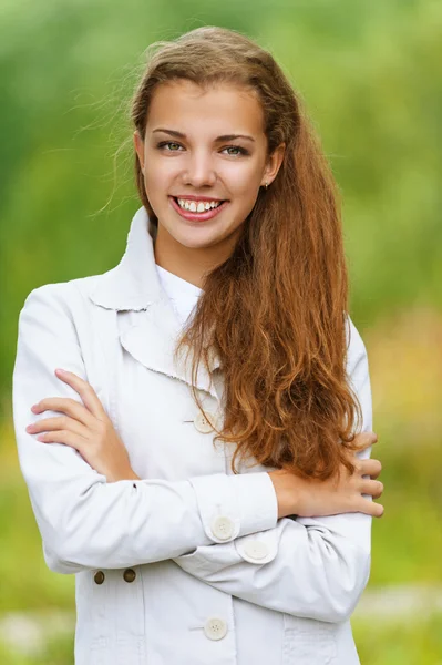 Portret van een lachende mooie jonge vrouw — Stockfoto