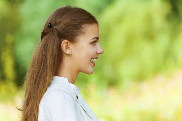 Portrait de sourire belle jeune femme — Photo