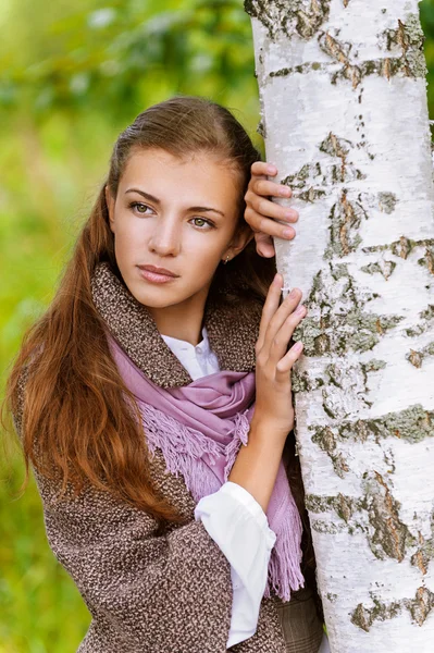 Bella giovane donna vicino a betulla — Foto Stock