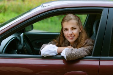güzel genç kadın sürücü araba içinde gülümseyen