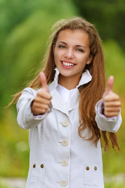 Sonriente hermosa mujer levanta pulgares hacia arriba , — Foto de Stock