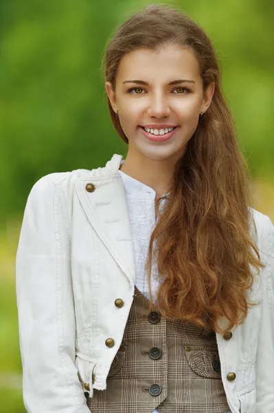 Portret van een lachende mooie jonge vrouw — Stockfoto