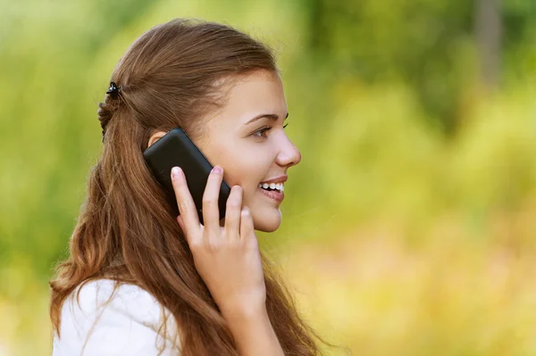 Mooie vrouw praten op mobiele telefoon — Stockfoto