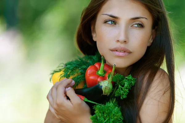 Dunkelhaarige, traurige junge Frau mit Gemüse — Stockfoto
