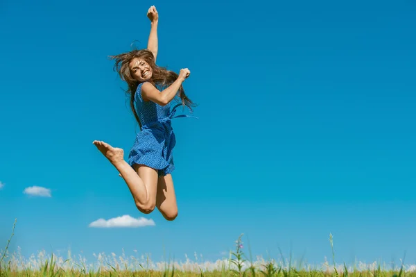 Heureuse jeune femme sautant haut dans l'air — Photo