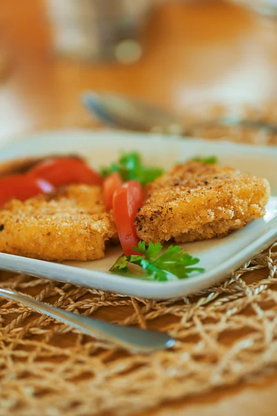 Fisk och tomater i plattan — Stockfoto