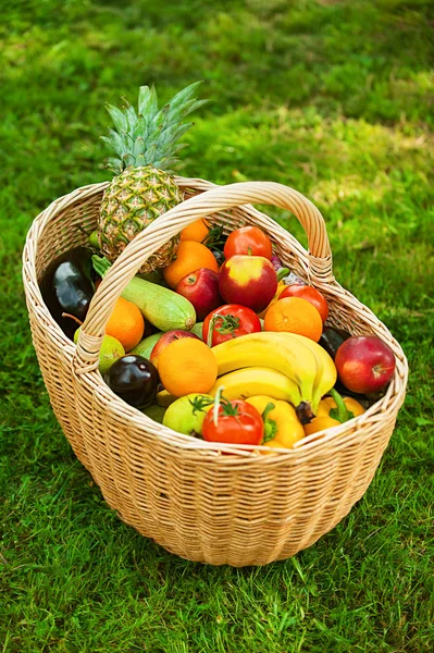 Cesta de vime com frutas e legumes — Fotografia de Stock