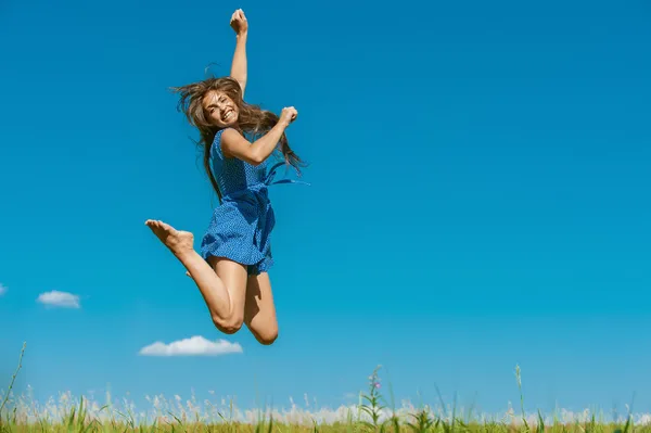 Mutlu genç kadın havada yüksek atlama Telifsiz Stok Fotoğraflar