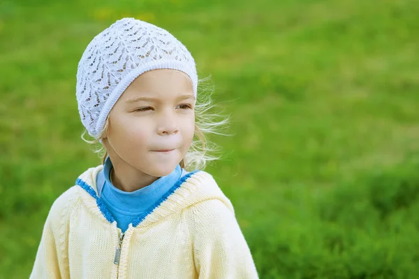 Liten flicka som närbild på grön gräsmatta — Stockfoto