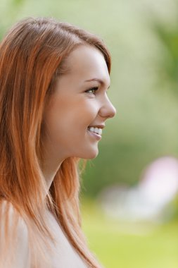 güzel bir genç kadın profili