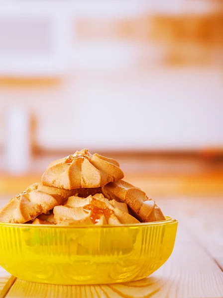 Kekse in gelbem Teller — Stockfoto