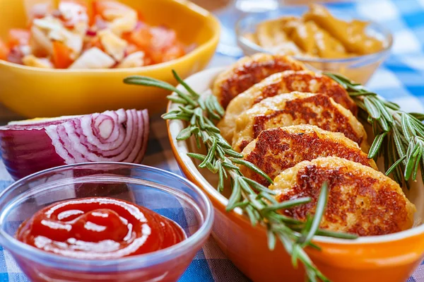Koteletts, Ketchup, Zwiebeln, Senf und Salat — Stockfoto