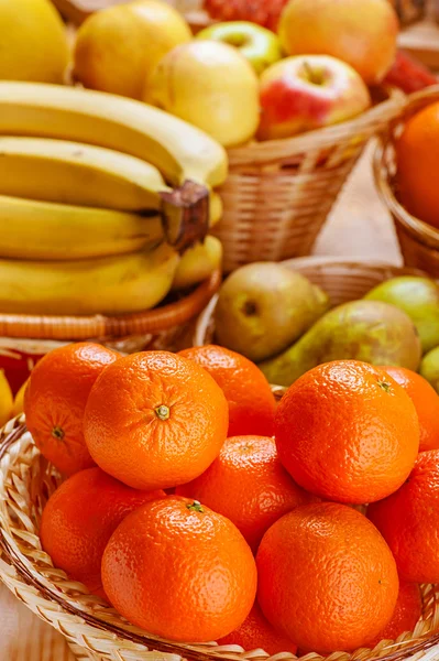 Naranjas, peras, plátanos y manzanas —  Fotos de Stock