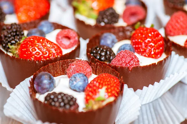 Chocolate tarts with berries — Stock Photo, Image