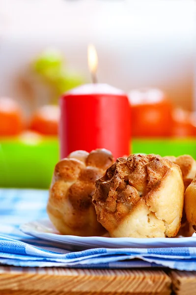 Muffins e vela ardente vermelha — Fotografia de Stock