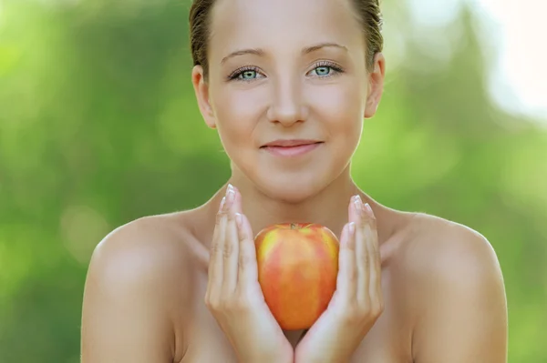 Joven mujer de cerca con gran manzana — Foto de Stock