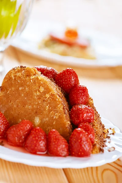 Pastel con fresas rojas — Foto de Stock